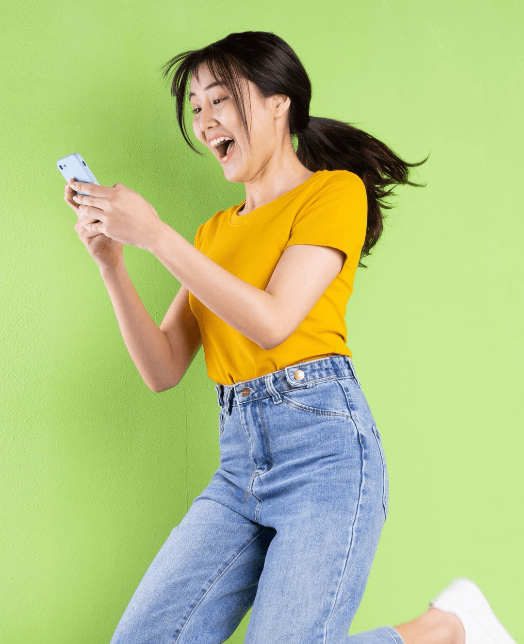 Wanita bahagia menggunakan aplikasi Teman Rumah